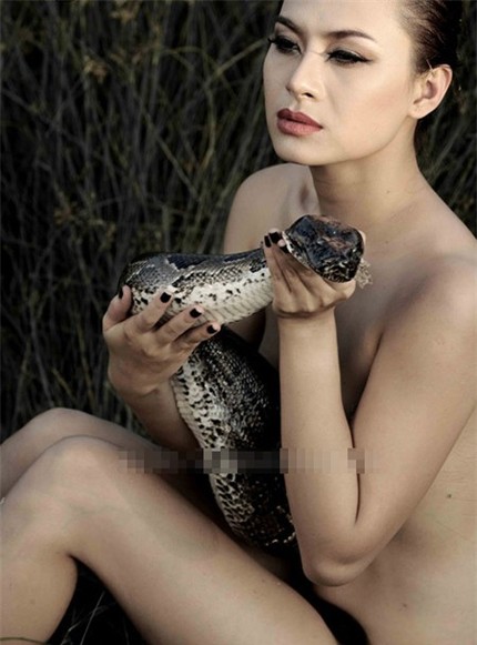 Hoa hậu điện ảnh Kiều Chinh thực hiện một bộ ảnh sexy và người bạn diễn là chú trăn nặng 40kg